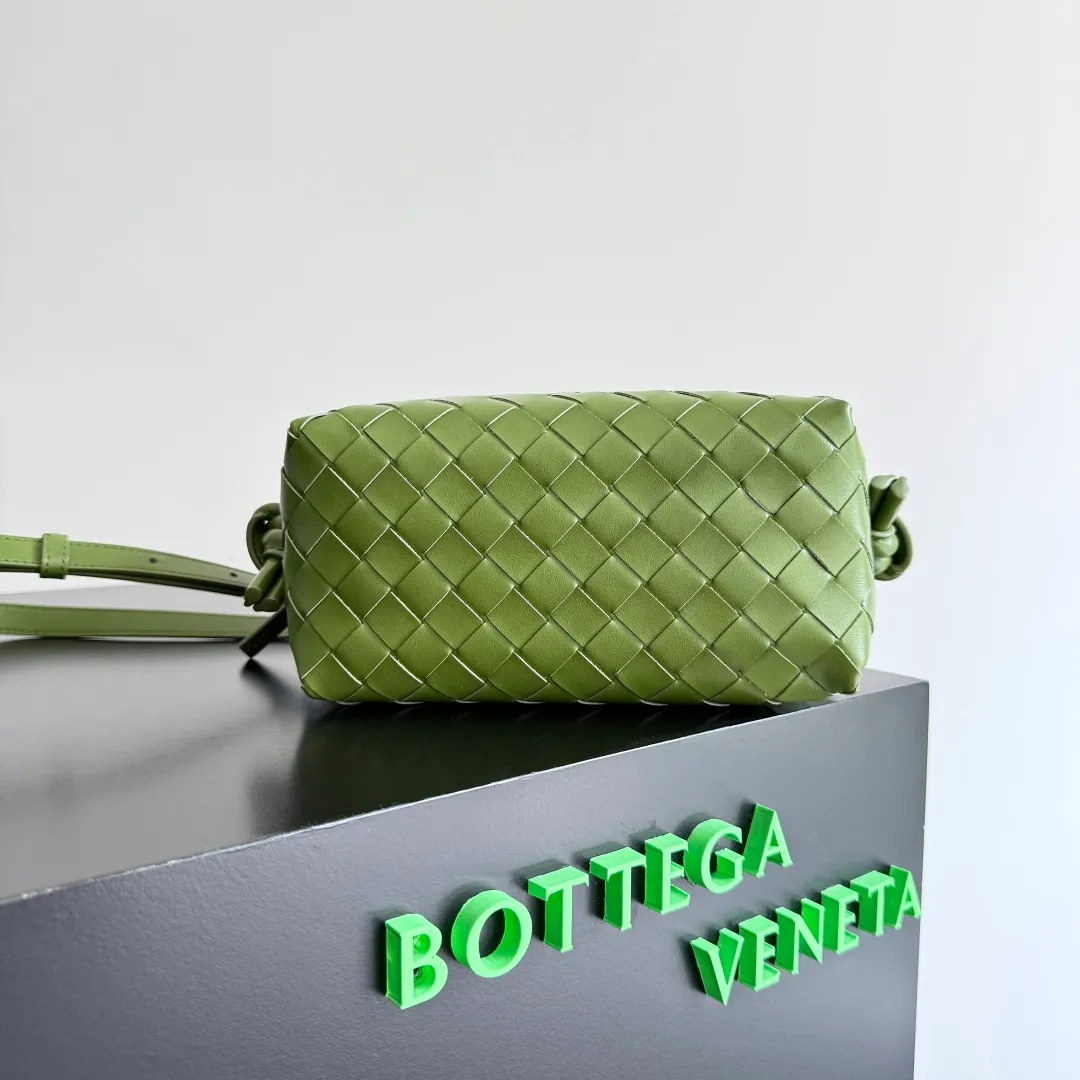 Batch 1360 BOTTEGA VENETA 2024 new loop is here! ! Many girls who like BV have owned the Loop bag. It has a simple appearance, classic weaving, and a compact and lightweight bag shape. This innovation continues the "camera bag" shape. Unlike the traditional Loop bag, which can only be worn as a crossbody bag, this innovation It can be carried by hand or cross-body, satisfying both the concave shape and daily needs. The oversized buckle can be folded and used as a handle. The sultry heat in summer ☀️ usually reduces people's desires. Having a lightweight bag will greatly enhance the happiness of traveling🫧 Style number: 796615 Size: 19*12*9cm